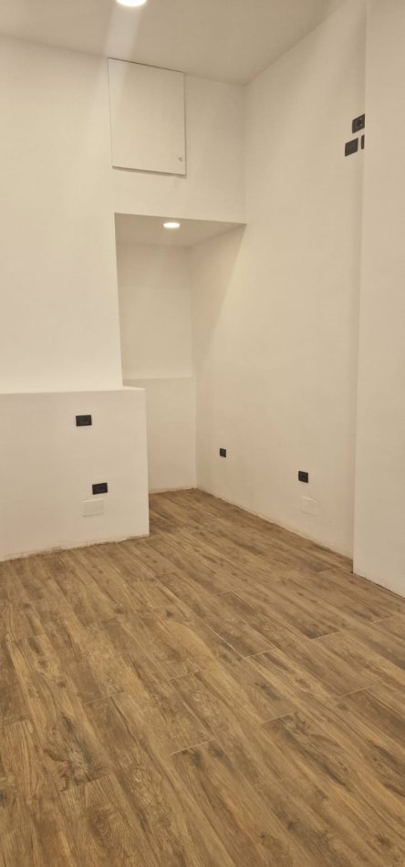 Tirane, shes dyqan Kati 0, 55 m² 275.000 € (Rruga Asim Vokshi)