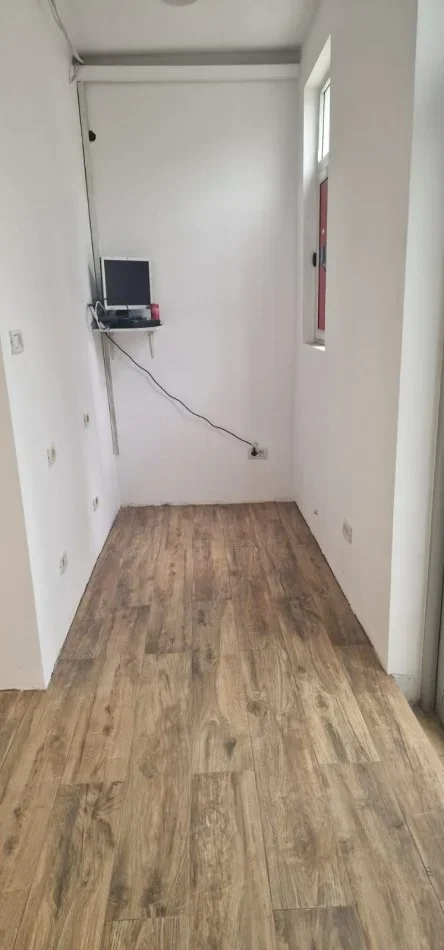 Tirane, shes dyqan Kati 0, 55 m² 275.000 € (Rruga Asim Vokshi)