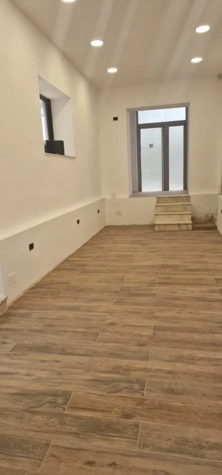 Tirane, shes dyqan Kati 0, 55 m² 275.000 € (Rruga Asim Vokshi)