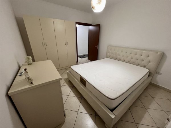 Tirane, jepet me qera apartament 2+1+Ballkon Kati 4, 98 m² 600 € (Rruga Tish Daija)