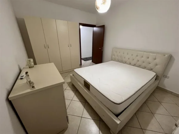 Tirane, jepet me qera apartament 2+1+Ballkon Kati 4, 98 m² 600 € (Rruga Tish Daija)
