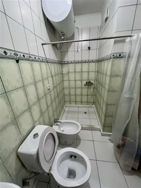 Tirane, jepet me qera apartament 2+1+Ballkon Kati 4, 98 m² 600 € (Rruga Tish Daija)