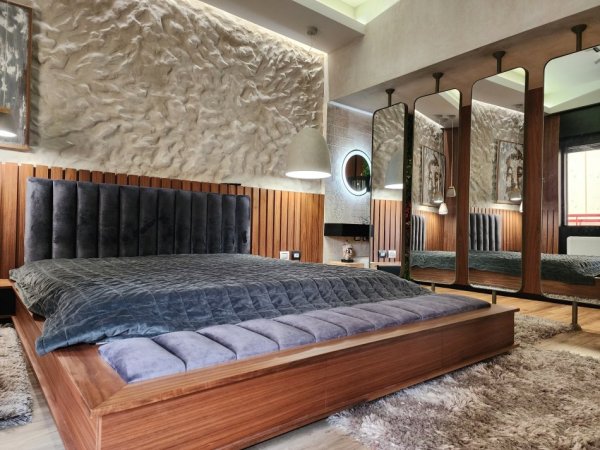 JEPET ME QIRA : 🔥 PENTHOUSE MAGJIK NË LIQENIN E THATË  350 m² | 2 Sallone | 4 Dhoma Gjumi | 4 Tualete | Tarracë PANORAMIKE | 2 Garazhe | Pamje 360° mbi Liqenin e Tiranës, Malin e Dajtit & dritat e qytetit 🌃