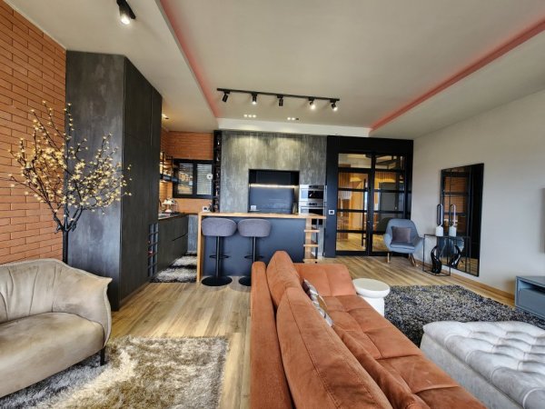 JEPET ME QIRA : 🔥 PENTHOUSE MAGJIK NË LIQENIN E THATË  350 m² | 2 Sallone | 4 Dhoma Gjumi | 4 Tualete | Tarracë PANORAMIKE | 2 Garazhe | Pamje 360° mbi Liqenin e Tiranës, Malin e Dajtit & dritat e qytetit 🌃