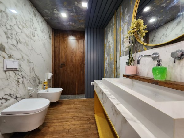 JEPET ME QIRA : 🔥 PENTHOUSE MAGJIK NË LIQENIN E THATË  350 m² | 2 Sallone | 4 Dhoma Gjumi | 4 Tualete | Tarracë PANORAMIKE | 2 Garazhe | Pamje 360° mbi Liqenin e Tiranës, Malin e Dajtit & dritat e qytetit 🌃