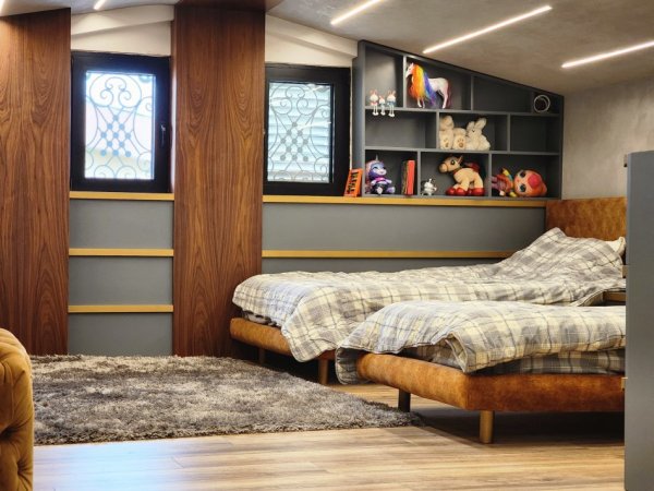 JEPET ME QIRA : 🔥 PENTHOUSE MAGJIK NË LIQENIN E THATË  350 m² | 2 Sallone | 4 Dhoma Gjumi | 4 Tualete | Tarracë PANORAMIKE | 2 Garazhe | Pamje 360° mbi Liqenin e Tiranës, Malin e Dajtit & dritat e qytetit 🌃