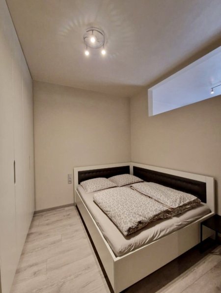 Tirane, jepet me qera apartament 1+1+Ballkon Kati 3, 50 m² 600 € (Rruga Shyqyri Brari)