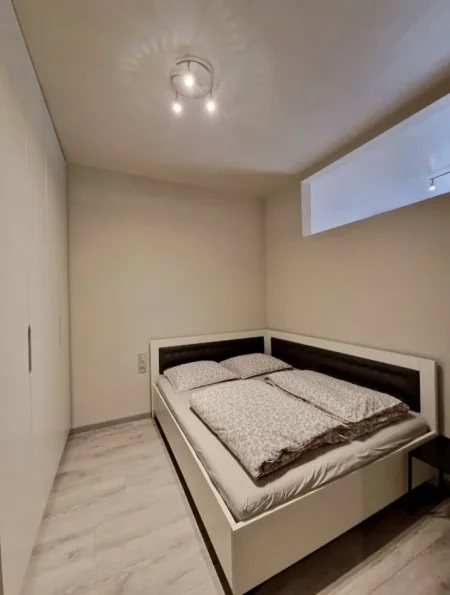 Tirane, jepet me qera apartament 1+1+Ballkon Kati 3, 50 m² 600 € (Rruga Shyqyri Brari)