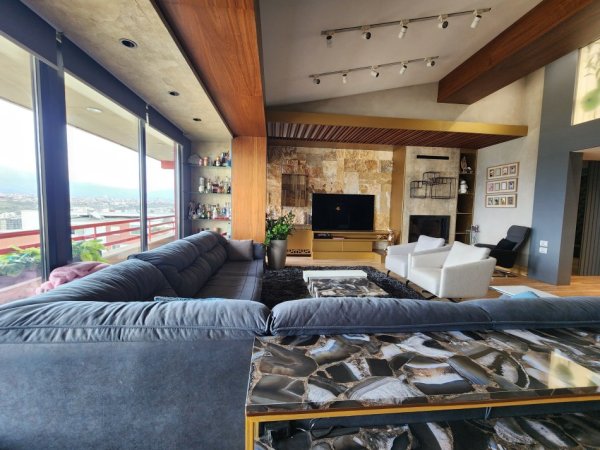 JEPET ME QIRA : 🔥 PENTHOUSE MAGJIK NË LIQENIN E THATË  350 m² | 2 Sallone | 4 Dhoma Gjumi | 4 Tualete | Tarracë PANORAMIKE | 2 Garazhe | Pamje 360° mbi Liqenin e Tiranës, Malin e Dajtit & dritat e qytetit 🌃