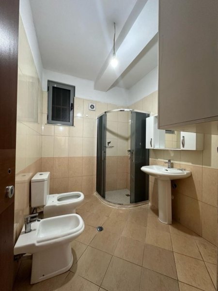 Tirane, shitet apartament 2+1+Ballkon Kati 3, 99 m² 129.000 € (1 YZBERISHT)