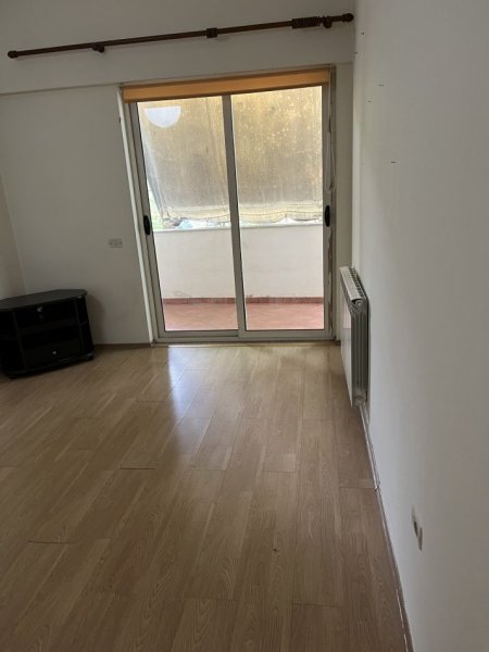 Tirane, jepet me qera apartament 1+1 Kati 1, 500 € (Pazari ri)