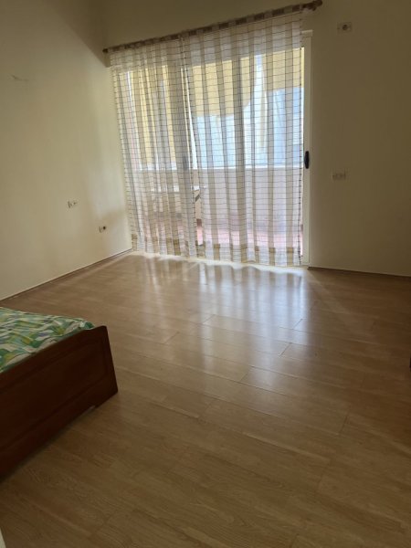 Tirane, jepet me qera apartament 1+1 Kati 1, 500 € (Pazari ri)