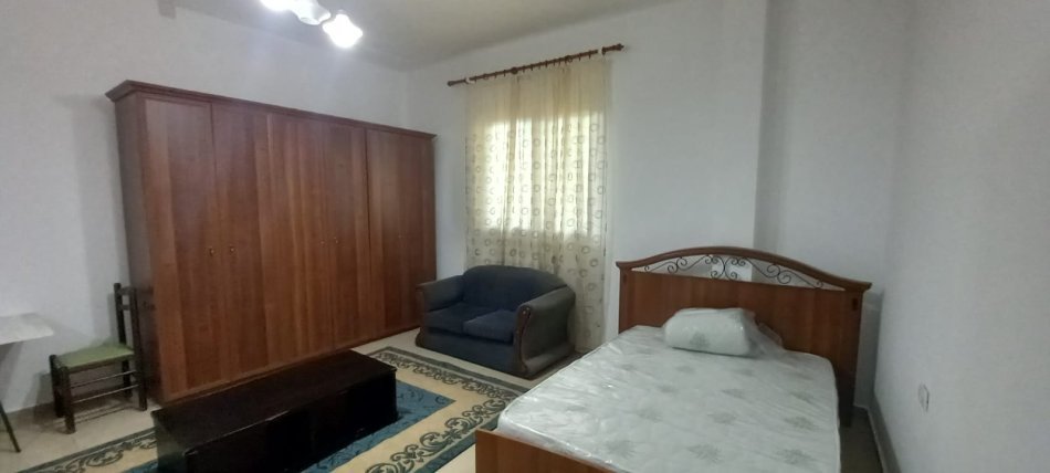 Tirane, jepet me qera apartament 1+1 Kati 1, 35 m² 250 € (Shkozë)