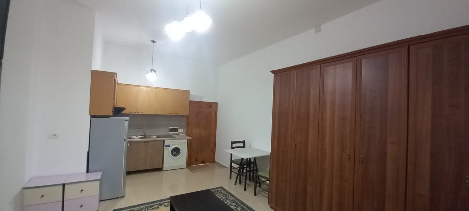 Tirane, jepet me qera apartament 1+1 Kati 1, 35 m² 250 € (Shkozë)