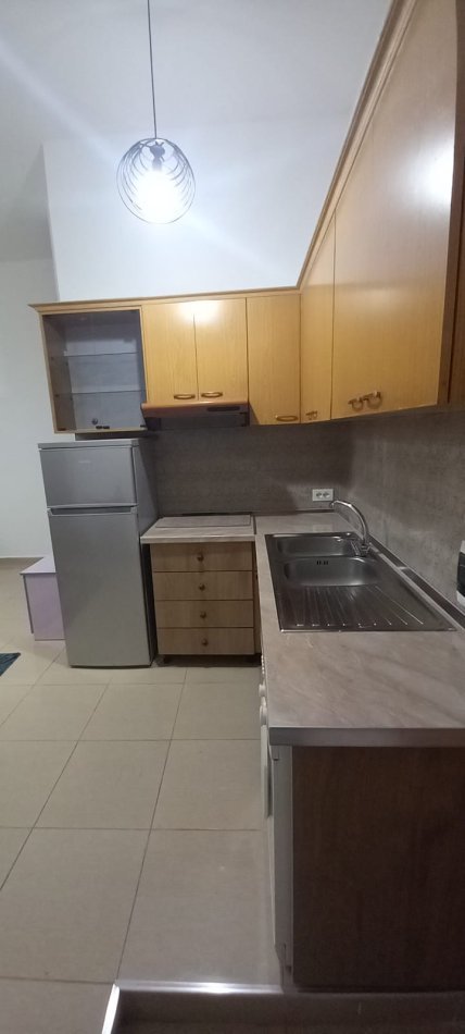 Tirane, jepet me qera apartament 1+1 Kati 1, 35 m² 250 € (Shkozë)