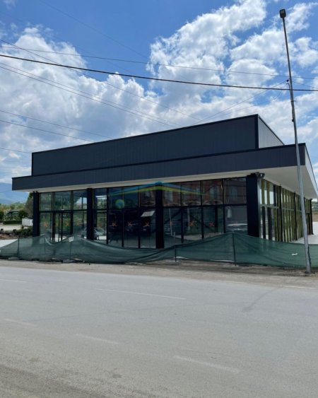 Tirane, jepet me qera magazine Kati 0, 1.380 m² 2.000 € (Rruga Demokracia Bathore)