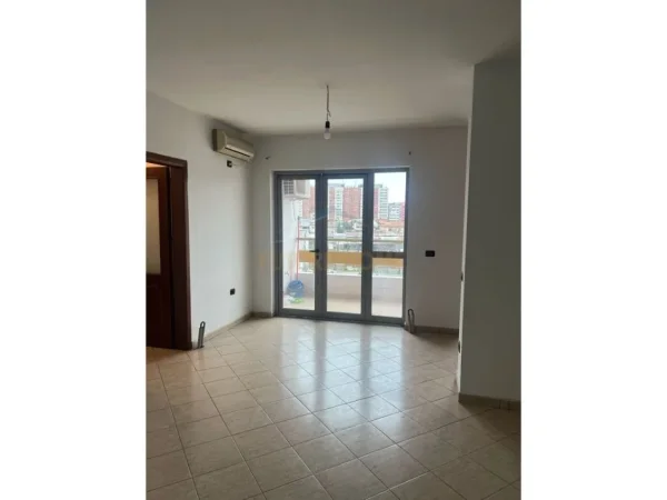 Tirane, jepet me qera apartament 2+1 Kati 6, 100 m² 500 € (Pallati me Shigjeta)