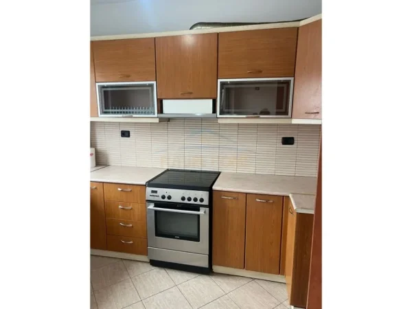 Tirane, jepet me qera apartament 2+1 Kati 6, 100 m² 500 € (Pallati me Shigjeta)