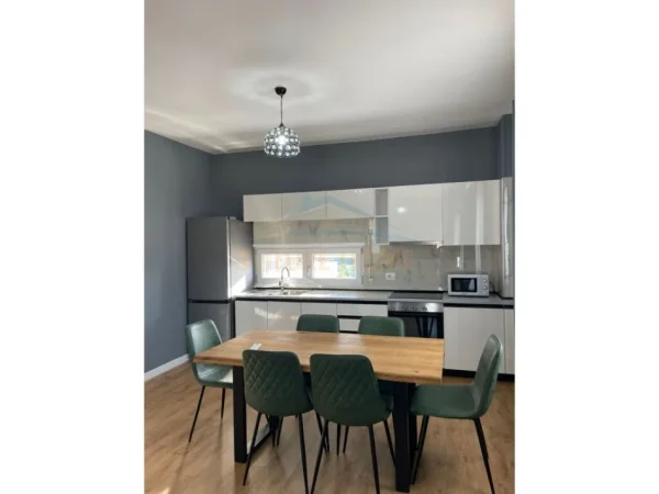 Tirane, jepet me qera apartament 2+1+Ballkon+Post Parkimi,  Kati 2, 135 m² 900 € (Kopshti Botanik)
