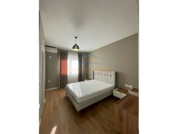 Tirane, jepet me qera apartament 2+1+Ballkon+Post Parkimi,  Kati 2, 135 m² 900 € (Kopshti Botanik)