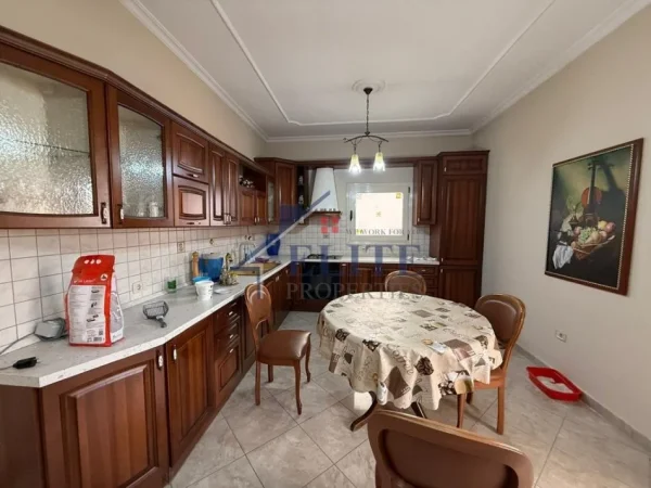Tirane, shitet Vile Kati 3, 400 m² 600.000 € (Selite)