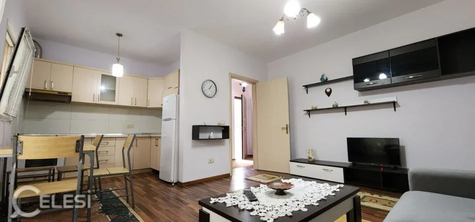 Tirane, jepet me qera dyqan Kati 1, 60 m² 400 € (21 DHJETORI)