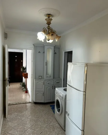 Tirane, jepet me qera apartament 2+1+Ballkon Kati 6, 420 €uro(Laprake te spitali ushtarak)