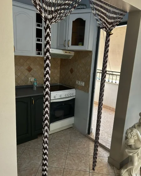 Tirane, jepet me qera apartament 2+1+Ballkon Kati 6, 420 €uro(Laprake te spitali ushtarak)
