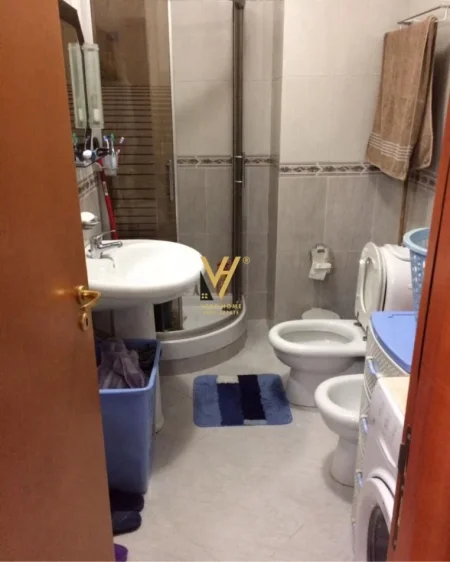 Tirane, jepet me qera apartament 2+1+Ballkon Kati 11, 70 m² 500 € (STACIONI I TRENIT)