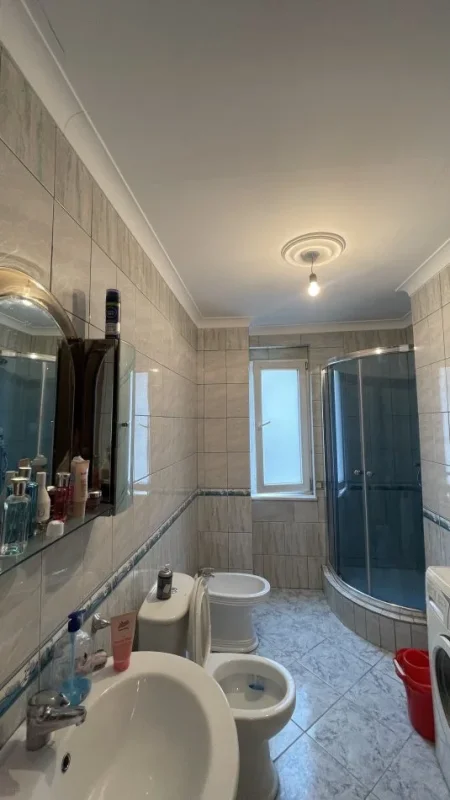 Tirane, jepet me qera apartament 1+1 Kati 4, 75 m² 350 € (laprake)