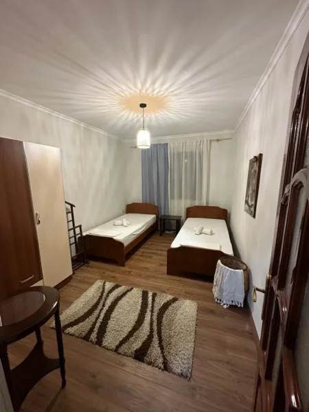 Tirane, jepet me qera apartament 2+1 Kati 1, 80 m² 550 € (Karl gega)