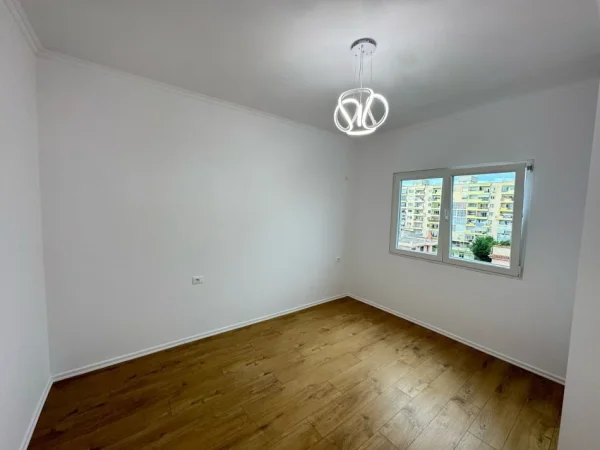 Tirane, shitet apartament 1+1+Ballkon Kati 4, 55 m² 88.000 € (2 Palmat, Astir)