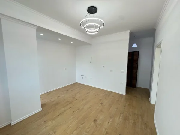 Tirane, shitet apartament 1+1+Ballkon Kati 4, 55 m² 88.000 € (2 Palmat, Astir)