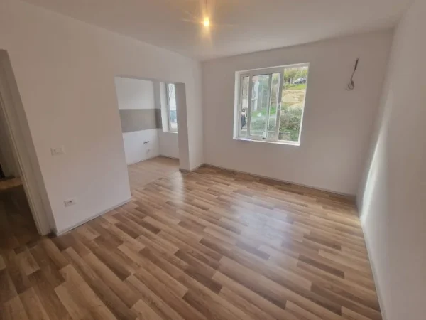 Tirane, shitet apartament 1+1 Kati 2, 52 m² 45.000 € (Yrshek)