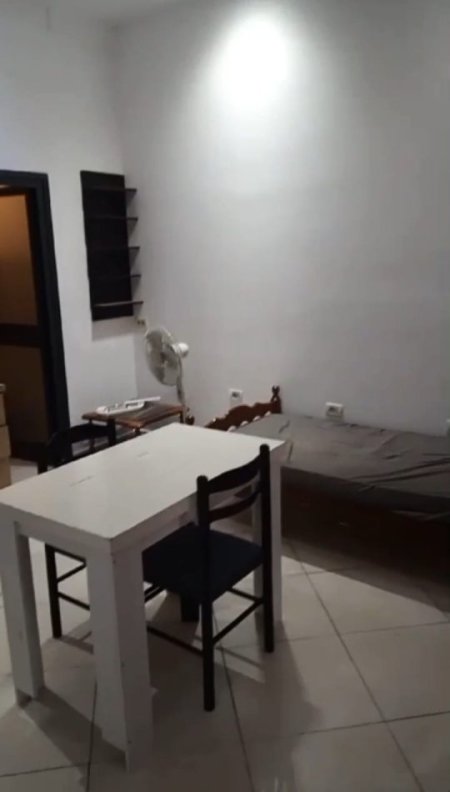 Tirane, jepet me qera garsonier Kati 0, 40 m² 300 € ( JEPET ME QERA GARSONIERE NË ASTIR – VILA L – 300 EURO/MUAJ)