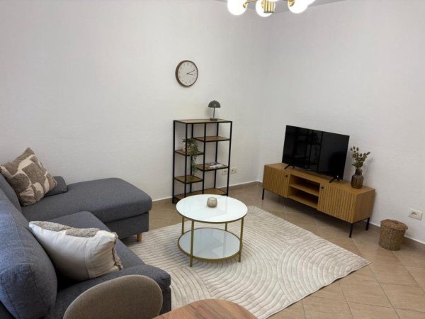 Tirane, jepet me qera apartament 1+1 Kati 3, 500 € (Te xhamia tabakeve)