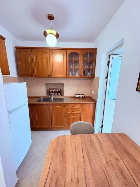 Tirane, jepet me qera apartament 1+1 Kati 3, 500 € (Te xhamia tabakeve)