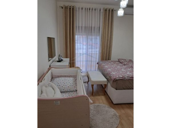 Tirane, jepet me qera shtepi 2+1+Ballkon Kati 2, 100 m² 500 € (Sauk, Rruga Hiqmet Buzi)