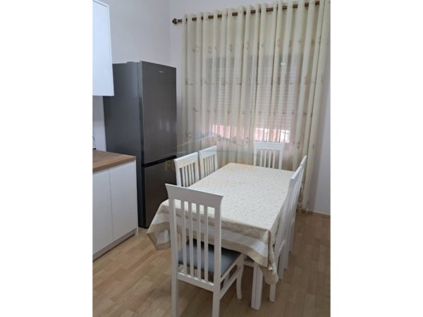 Tirane, jepet me qera shtepi 2+1+Ballkon Kati 2, 100 m² 500 € (Sauk, Rruga Hiqmet Buzi)