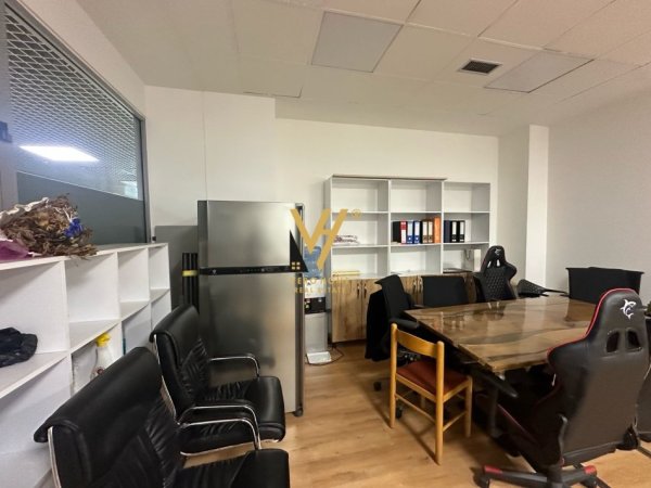 Tirane, jepet me qera ambjent biznesi Kati 2, 56 m² 500 € (PRANE DELIJORGJIT)
