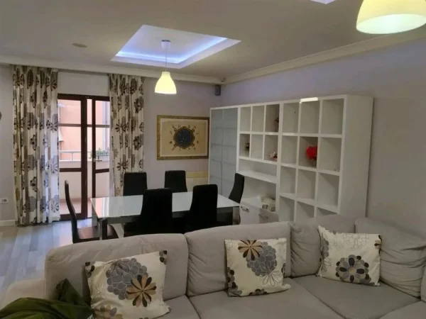 Tirane, jepet me qera apartament 2+1+Ballkon Kati 5, 140 m² 850 € (KOMUNA E PARISIT)