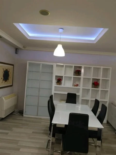 Tirane, jepet me qera apartament 2+1+Ballkon Kati 5, 140 m² 850 € (KOMUNA E PARISIT)