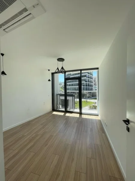 Tirane, jepet me qera zyre Kati 1, 70 m² 1.000 € (Lake vew)