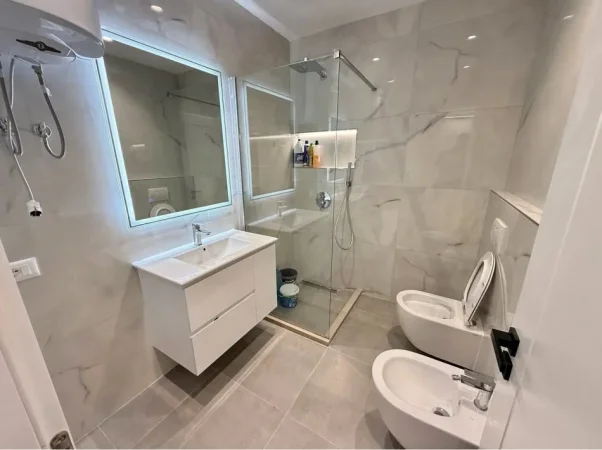 Tirane, jepet me qera apartament 1+1+Ballkon Kati 5, 61 m² 700 € (Rruga Ana Komnena)