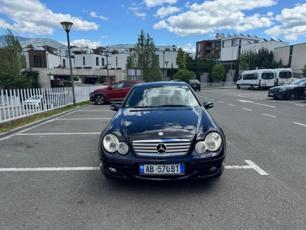 Tirane, shitet makine MERCEDES BENZ C KLAS COUPE Nafte, blu e errët automatik Kondicioner 312.000 km 3.800 €