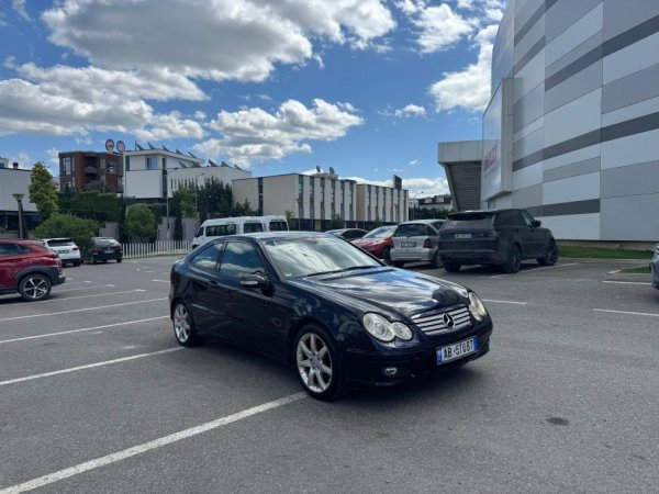 Tirane, shitet makine MERCEDES BENZ C KLAS COUPE Nafte, blu e errët automatik Kondicioner 312.000 km 3.800 €