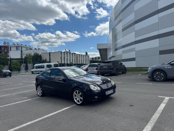 Tirane, shitet makine MERCEDES BENZ C KLAS COUPE Nafte, blu e errët automatik Kondicioner 312.000 km 3.800 €