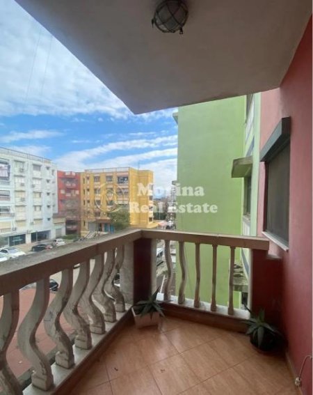 Tirane, jepet me qera apartament 2+1 Kati 3, 90 m² 380 € (Kompleksi Malajzian)