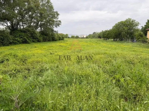 Tirane, shitet toke , 5.500 m² 200.000 € (Qereke, Afer Aeroportit Nene Tereza)