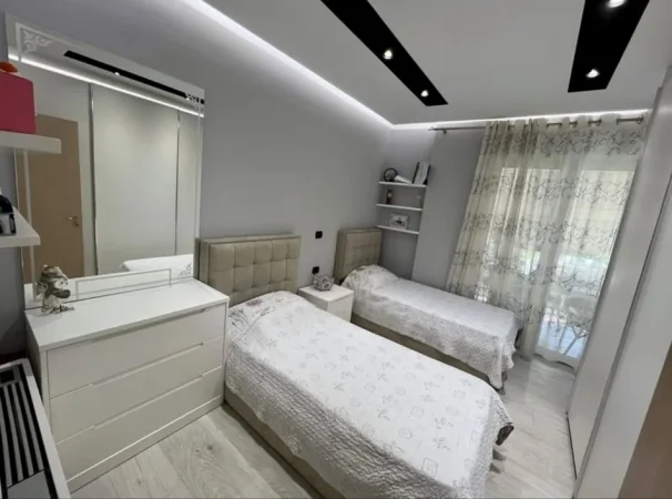 Tirane, jepet me qera apartament 2+1 Me 2 Tualete Kati 2, 100 m² 800 € (Rruga Hamdi Sina)